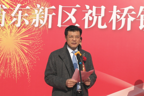 1、祝橋新鎮(zhèn)公司董事長、總經(jīng)理阮菊明在開工典禮上致辭.JPG